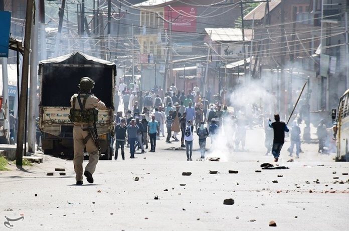 Police in Kashmir confronting protestors