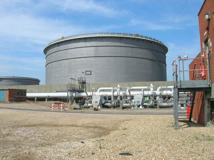 Oil storage tank