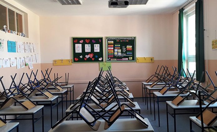 800px Empty classroom 2020